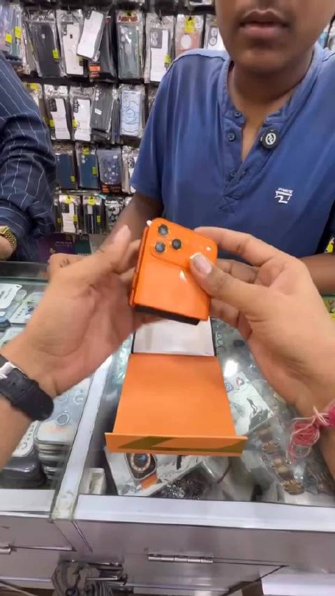 我们村头的电器店里，正在悄悄发售苹果最新款折叠屏手机，店里的伙计说这是第一批内部特供的货，非常稀缺。