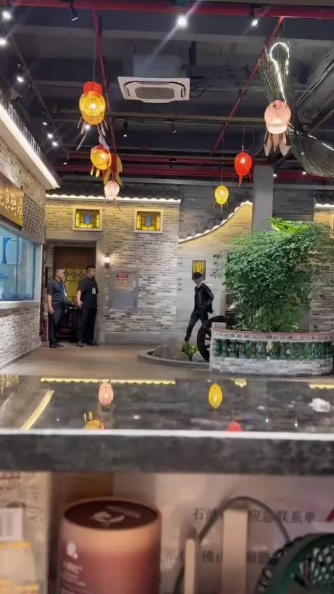 #范丞丞演员挣钱谐星花#范丞丞，拍戏认真当演员，综艺变身搞笑显眼包，演员挣钱谐星花这个梗太贴合了