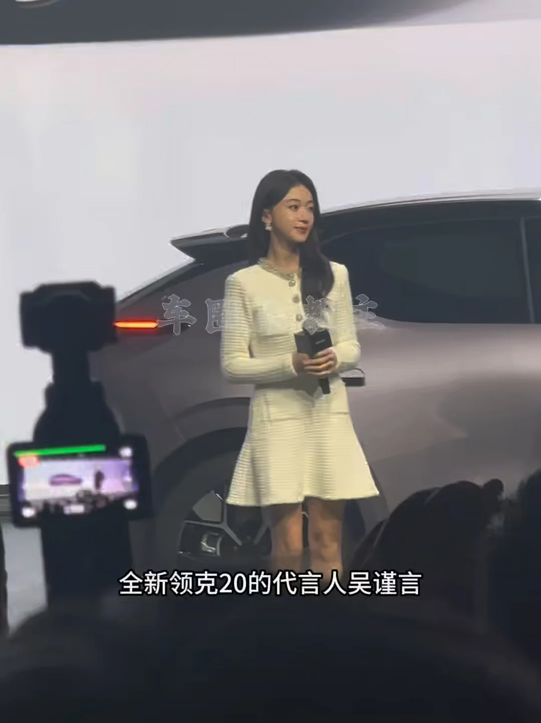 吴谨言回成都参加车企发布会了！太瘦了叭