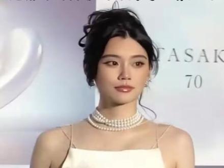 无缝切换身份状态，奚梦瑶受邀观战法网，婚礼后直奔现场观赛