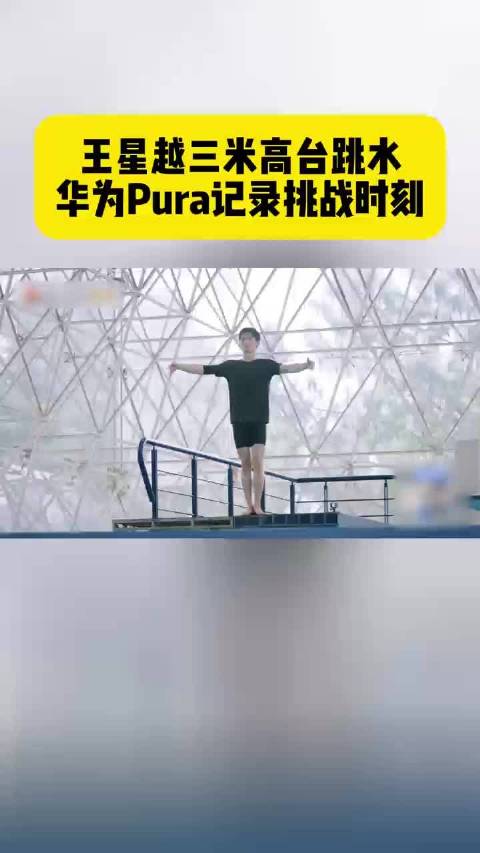 花船的彩帆被风吹得鼓鼓的，邓为站在船中间跳舞，身后是拉美的天和水