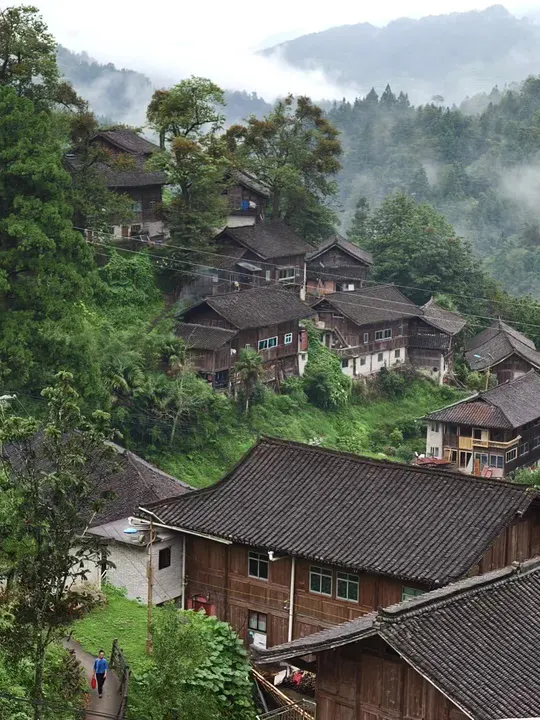 贵州，我的精神家园… 落地贵阳取了车，一路开了四小时进山。越往深山前行，雾气愈发浓重，蜿蜒的公路隐没