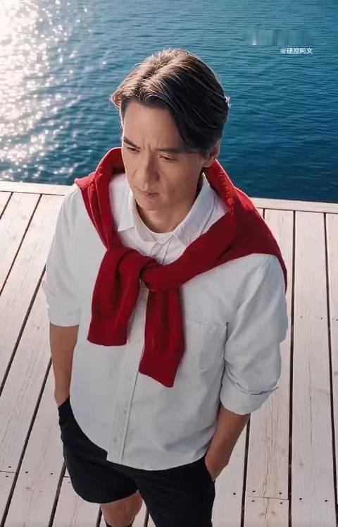 #香港顶流姜涛也算是红过深圳罗湖# 经纪人点赞就亲一下这个梗真的玩嗨了，谁不想拥有同款经纪人，粉丝玩