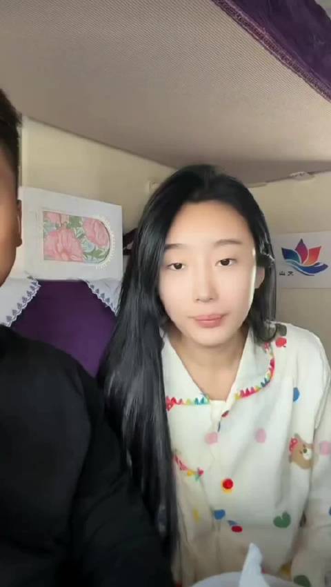 小黑坐不了高铁被粉丝说是黑户，小黑直接急了，说自己有经济纠纷，但是不是黑户来的！#一分钟精选视频扶持