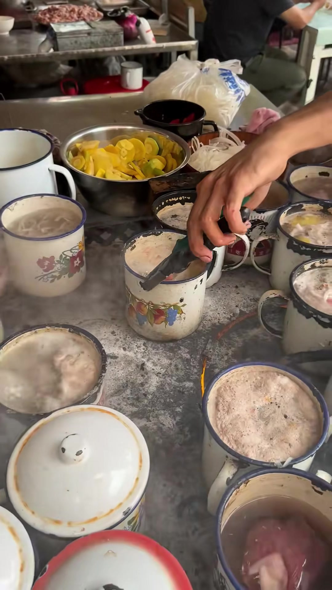 新疆旅游喀什吃缸子肉，25一份很有特色，网友：瓦罐不更好吗，这油漆一顿煮