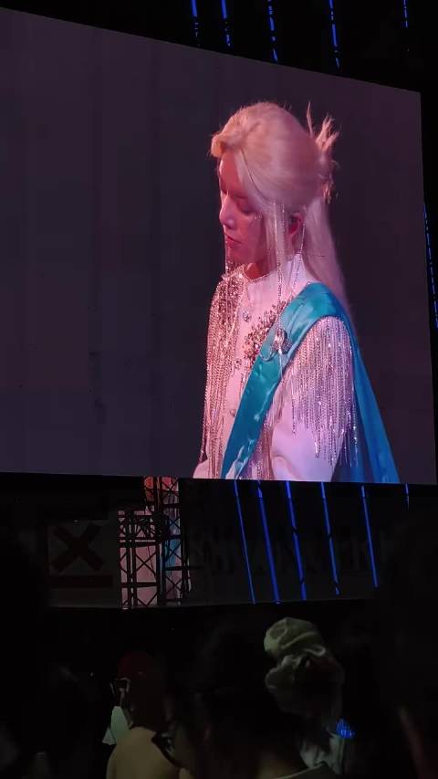 #华晨宇默默撤回一个演出事故# 华晨宇演唱会现场出现小插曲，演出过程中被长披风险些绊倒，还好反应十分