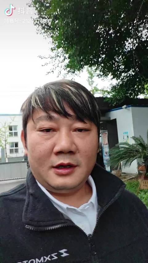 #张雪自曝已将母亲拉黑#张雪为什么拉黑自己母亲？因为他的母亲当他面答应他不接受外面媒体采访，转头又去