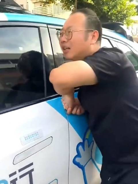 深圳无人驾驶网约车，关门把手夹了还打不开门！这车外没有紧急按钮，确实是个问题……[傻眼]