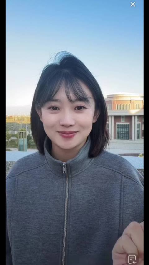 #李七月[超话]# 明天晚上七点，请大家锁定@李七月Plus 的直播间，来一起见证总台首场直播带货。