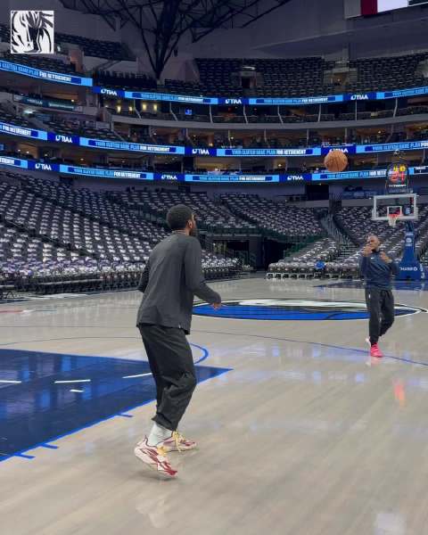 @KyrieIrving 欧文总是第一个出来热身