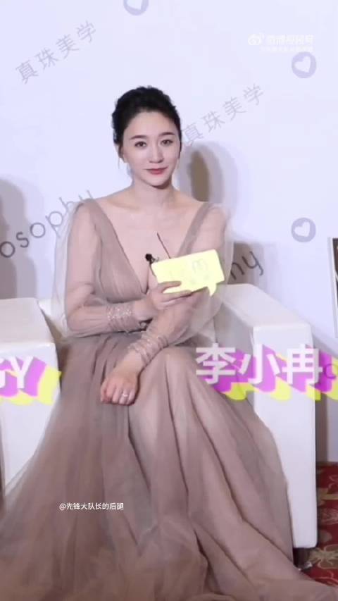 #李小冉# 李小冉采访名场面，自己都害羞了 #宅男女神#