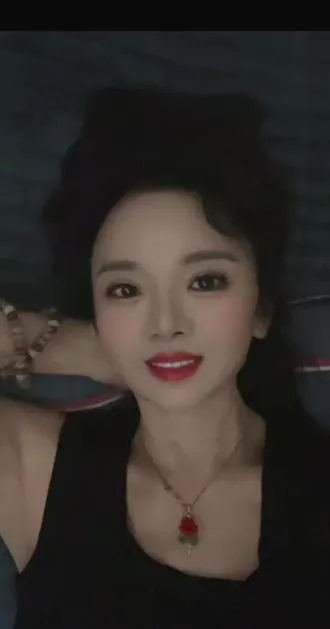 今天喝的有点多！一句！喝点小酒的女人显年轻，不知道贪喝了多少杯