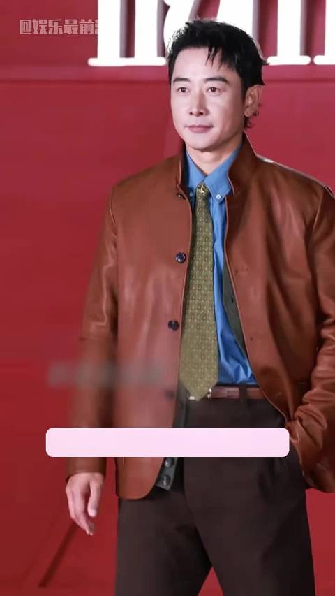 #罗晋称呼唐嫣我太太# 罗晋红毯衣服领带上饰品图案是女儿画的，还甜蜜地称唐嫣为“我太太” #罗晋和唐