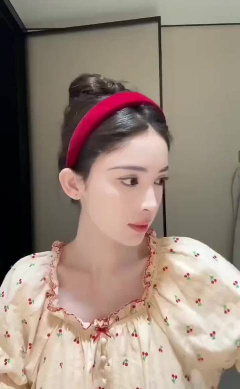 #娜扎直播卸妆卸了个寂寞# 娜扎真是天生丽质难自弃啊，卸妆了比别人画全妆都好看