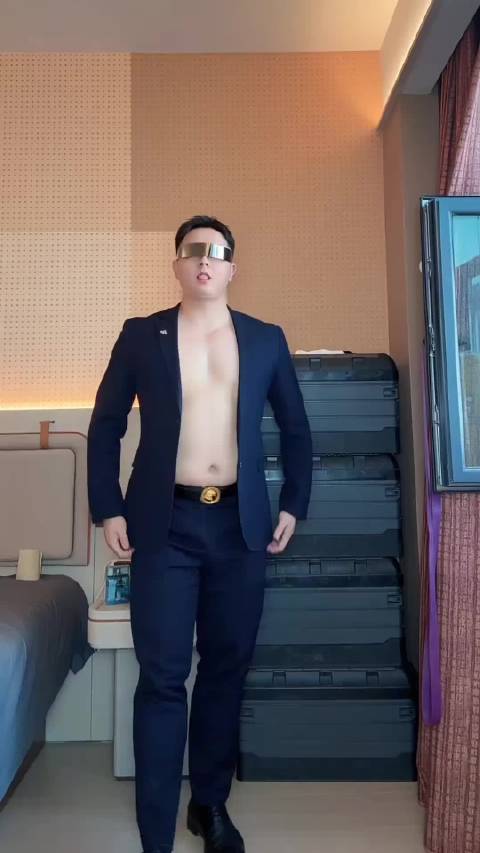 #帅哥# 跳一个[笑而不语]  ​​​