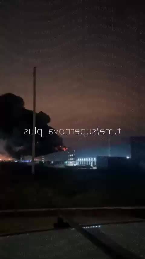 乌军今天击中鄂木斯克的Ozon臭氧物流中心。 #烽火问鼎计划##俄乌证实将在阿列什基停火##泽连斯基