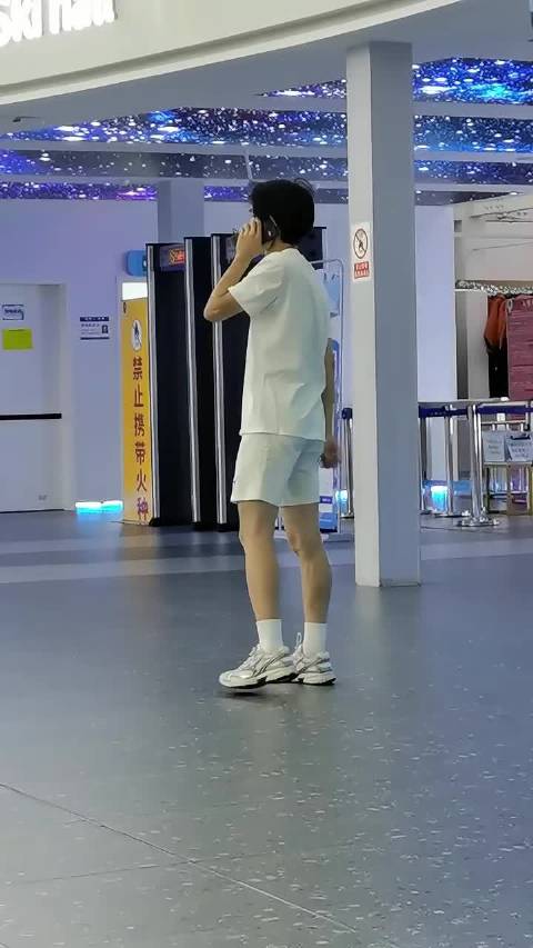 电话定律:是不是人在打电话时无论给什么都会无意识拿着