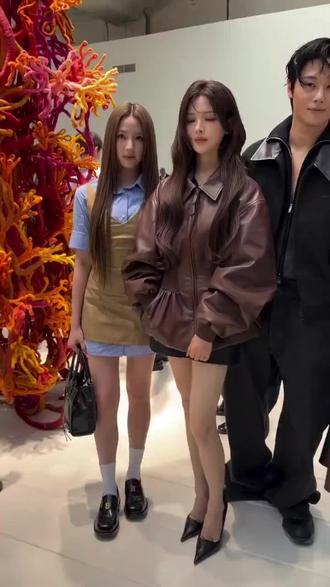 亚太区明星大合影，杨超越、李柱延、卢允瑞、吴千语、陈昊森一同在巴黎世家夏季27系列大秀留影