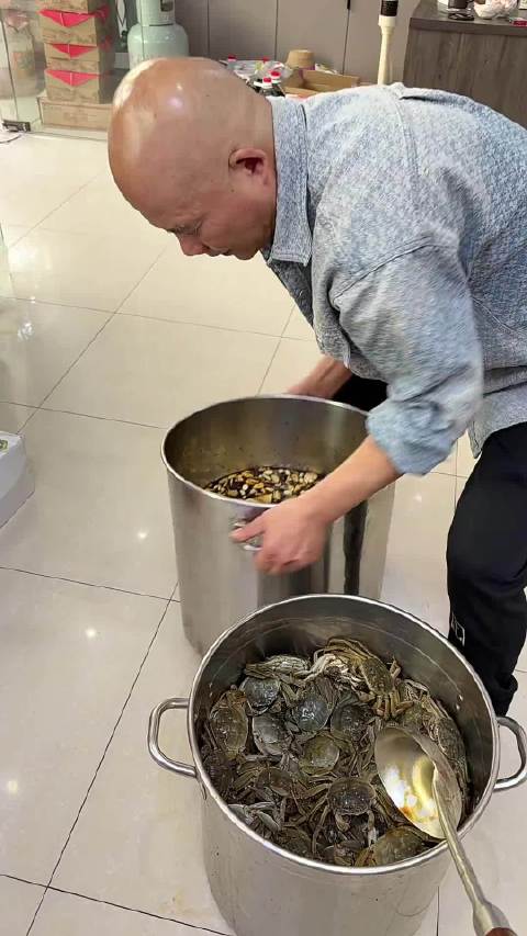 #大爷生腌180只醉蟹整桶倒调料#一大爷，准备了整整180只活蟹，堆满了整个大桶。将提前调配好满满一