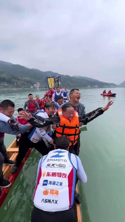 #热点聚焦# #县委书记被扔下水是干群的互相成全#  ​
