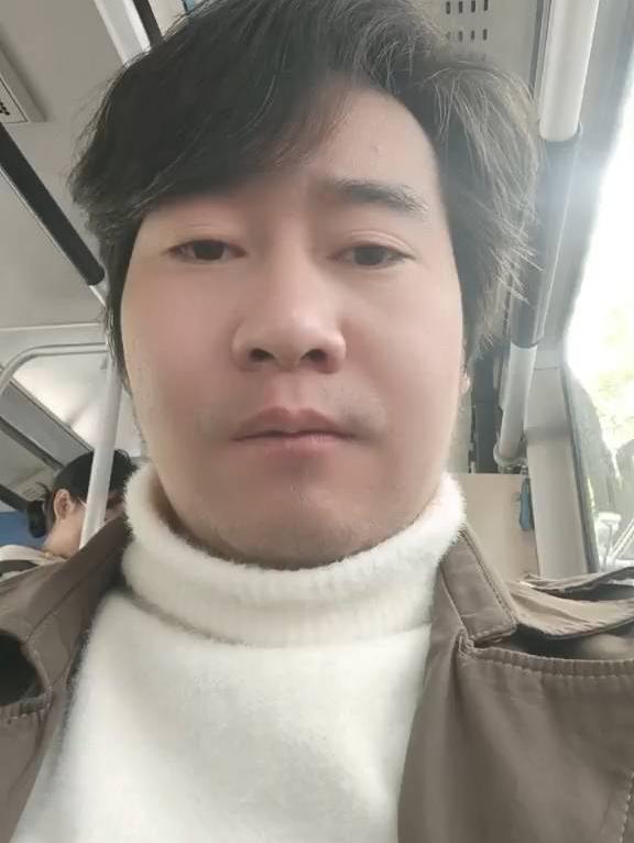 在公交上自拍，记录日常美好时光