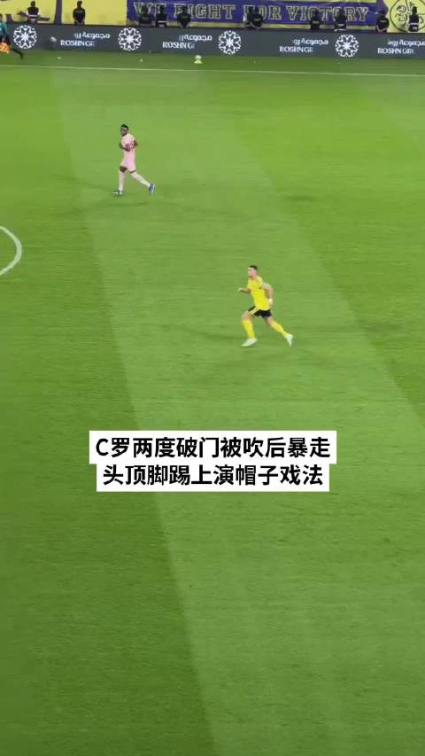 越挫越勇！C罗打入两球被吹后暴走，头顶脚踢完美戴帽+解锁985球！ #C罗时隔2年再上演帽子戏法##