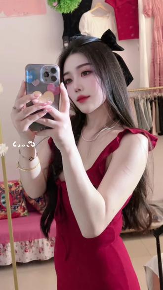 试穿红裙子