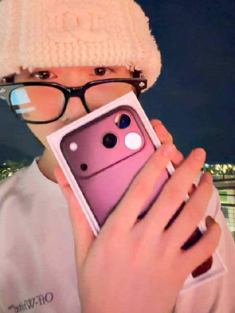 我真受不了陈奕恒拆苹果18这小动静了 还一定要留到后面和我们一起拆！！ ​