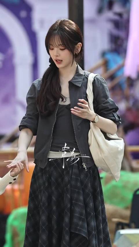 #杨超越向星辰路透##杨超越向星辰游乐园路透#非常美萌的向星辰[期待][期待][期待]游乐园里耐心听