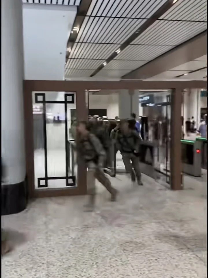 火车站里，一队迷彩身影紧急奔赴使命。那一瞬间，泪水突然涌了上来——哪有什么岁月静好，不过是他们在替我