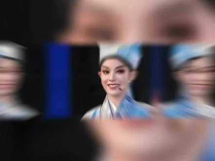 为塞浦路斯电影周闭幕式主办方的摄影师有幸遇到了陈丽君和吴京老师，他们的亲切，从容，温暖深深打动了我