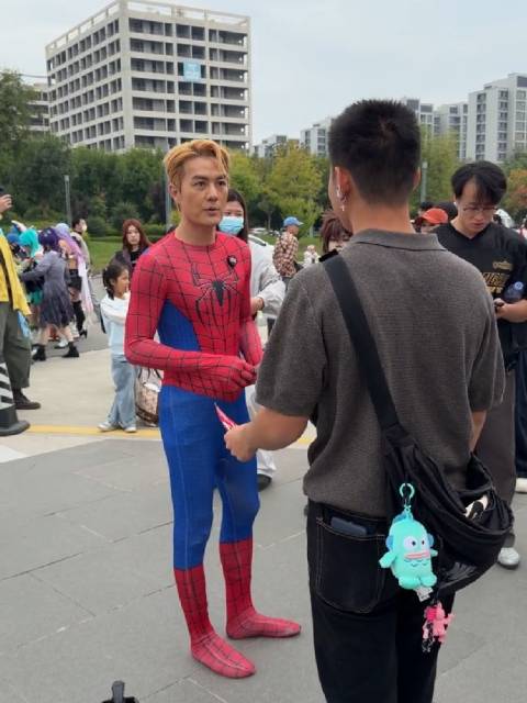 网友偶遇发传单的吴克群，他在西安参加​​"宝贝回家 "公益寻亲活动​​，特意穿上蜘蛛侠服装帮一位父亲