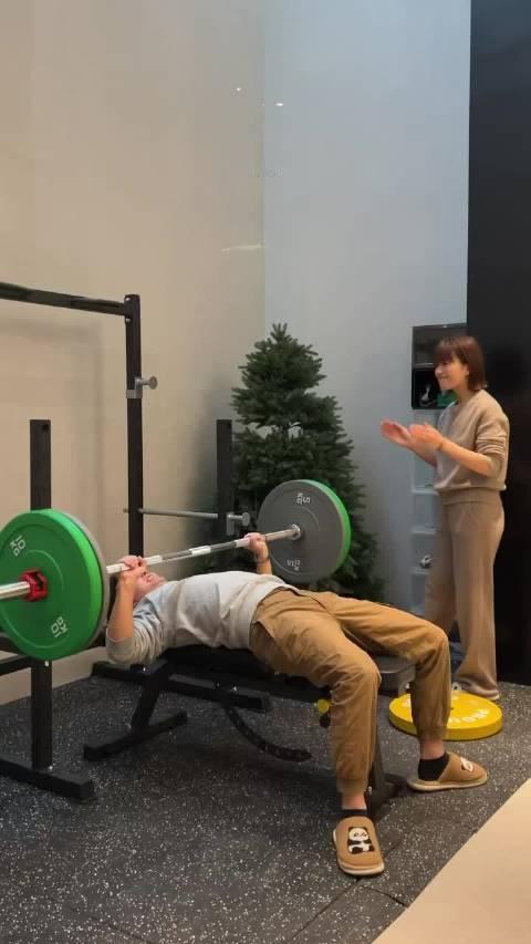 #双十一狂欢购##让家升舱0元升级按摩##享受头等舱生活方式# 秋日傍晚最治愈的时刻，就是陷进芝华仕