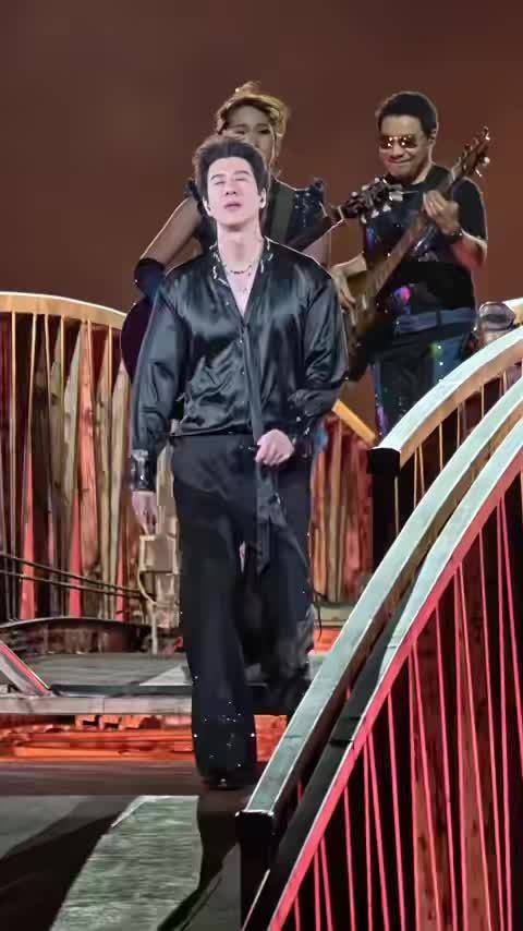 #王力宏爱错场外万人大合唱##王力宏场外好多人啊# 亲眼见证这震撼一幕，奥体场外人头攒动，《爱错》万
