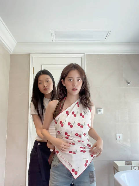 欧阳娜娜用简单的丝巾做不同的穿搭