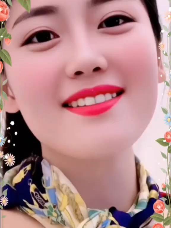 花框裹着笑，这甜劲儿直接漫出来啦🥰