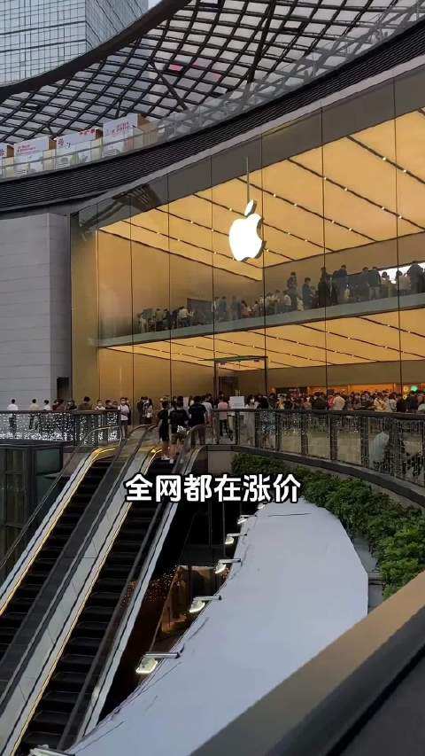 #手机万元工资三千# 手机越来越贵了，工资怎么不动动呢，有钱的人越来越有钱，打工的人还要倒贴，这哪是