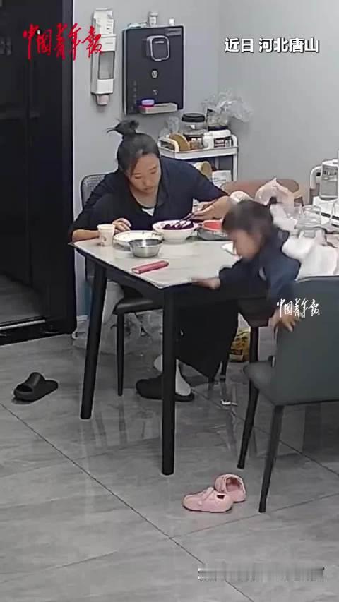 【#女童站椅子上看电视连摔3次#】#3岁女童看着电视爬椅子摔了又摔# 近日，河北唐山。一名三岁女童站