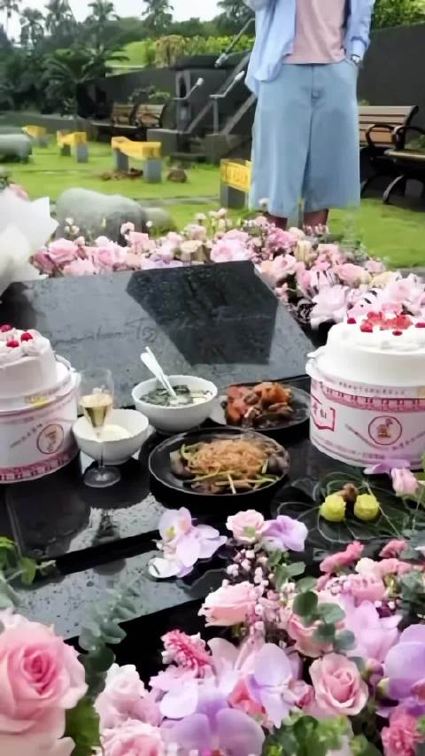 小S为大S庆冥诞，小S带着S妈，具俊晔、范玮琪、陈建州一同为大S庆冥诞。希望早日从悲痛中走出来，愿大