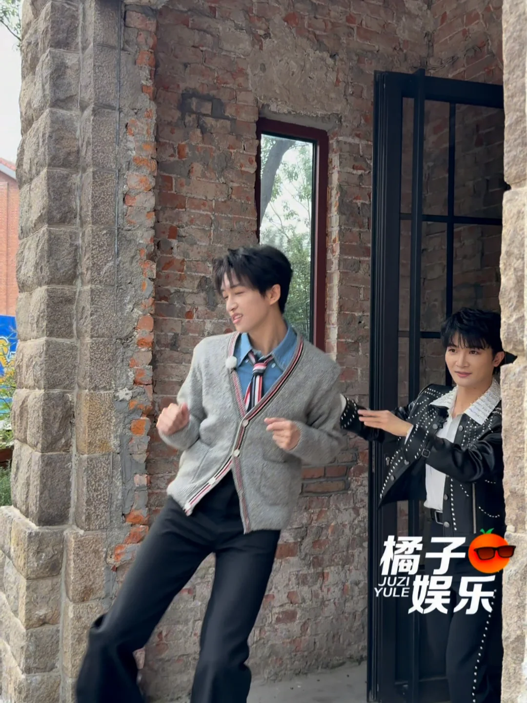 两个大人带俩小孩上班啦哈哈哈哈