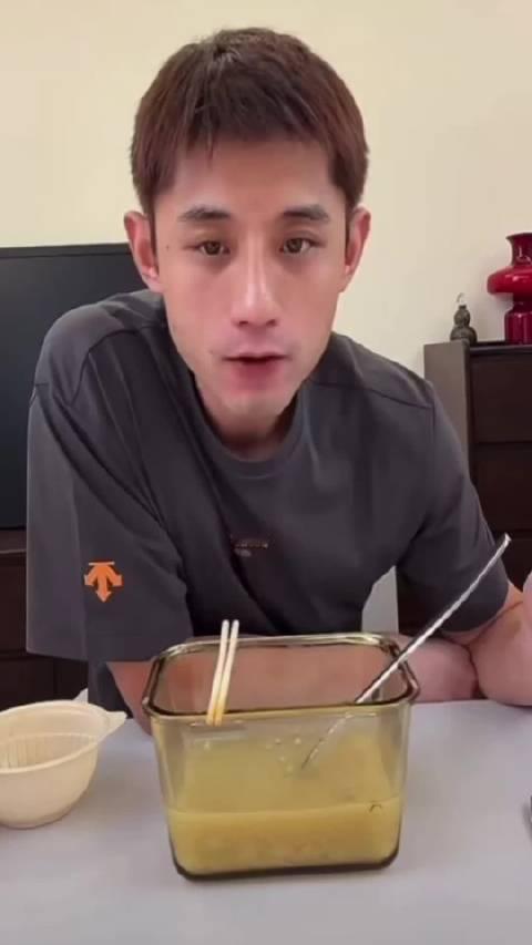 #张继科说短期不会开新球馆#｜#刘丁硕说别提现役运动员#张继科直播谈及球馆规划，坦言短期不会在其他城