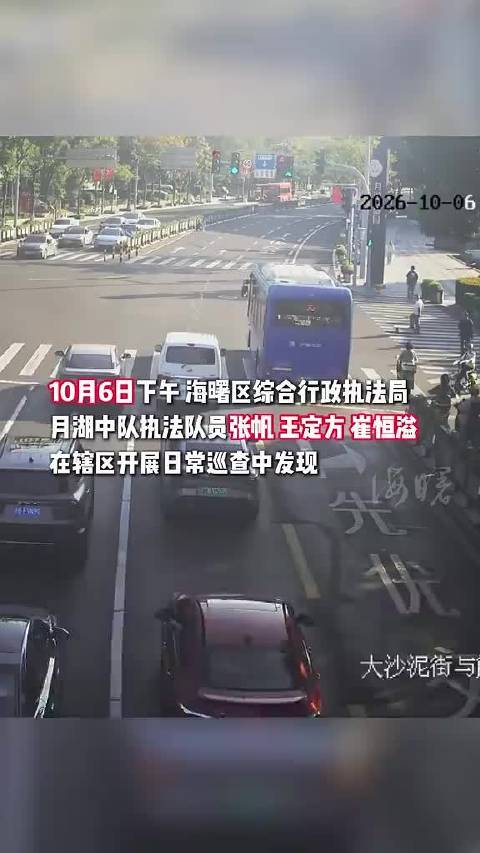 #宁波海曙执法队员上演教科书式救援护萌娃# 近日，宁波海曙，车流之中险情突现，两名萌娃不慎身处危险车
