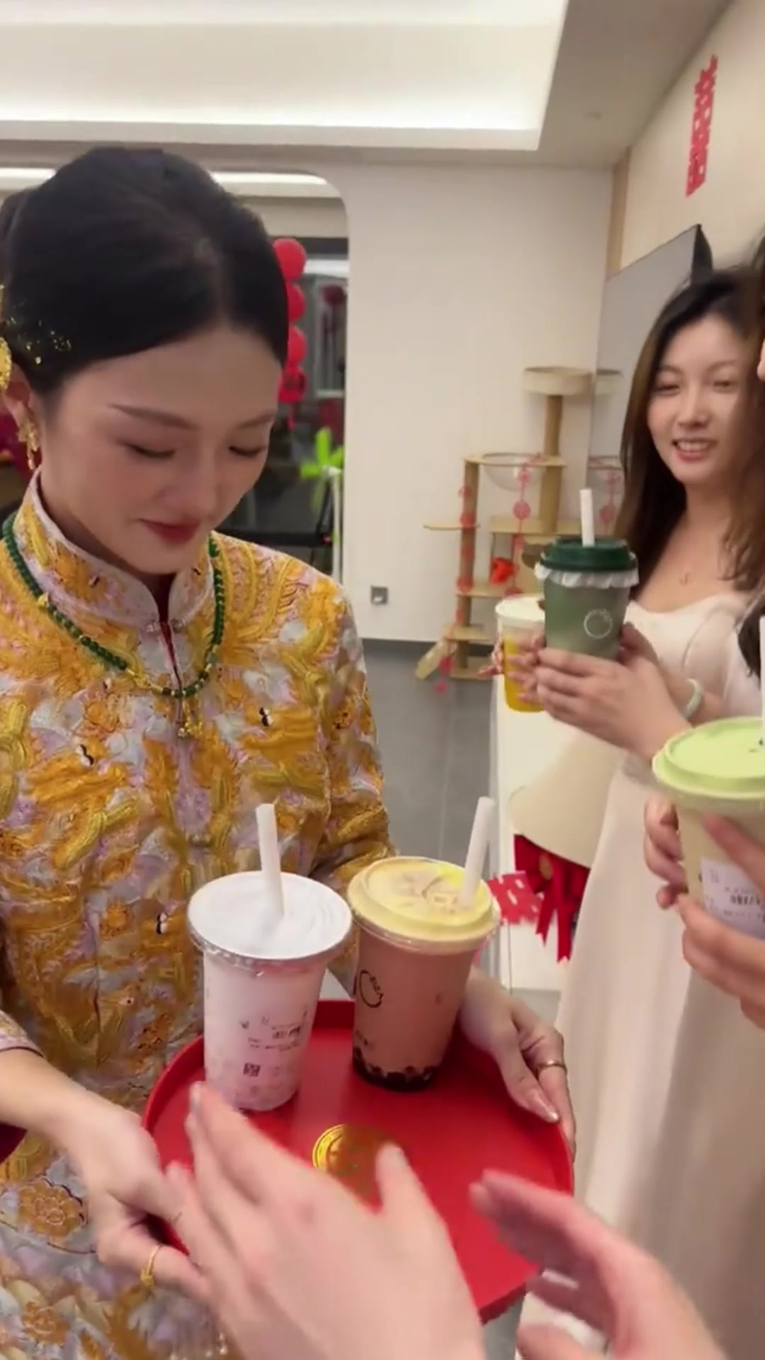 新式敬茶，新娘端奶茶代替茶水，一代人有一代人的敬茶方式