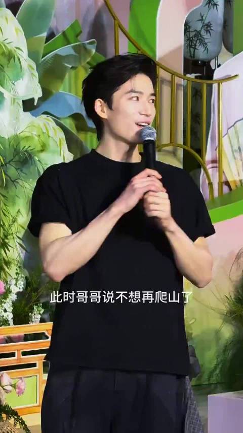 #王星越把游泳听成求偶#王星越二旬年纪五旬听力，粉丝在下面喊话叫哥哥去游泳是为了哥哥多拍泳照，王星越