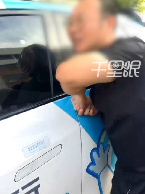 【#男子被无人驾驶车车门夹手无法脱困# 相关公司：积极跟进处理中】#小马智行回应男子被无人驾驶车夹手
