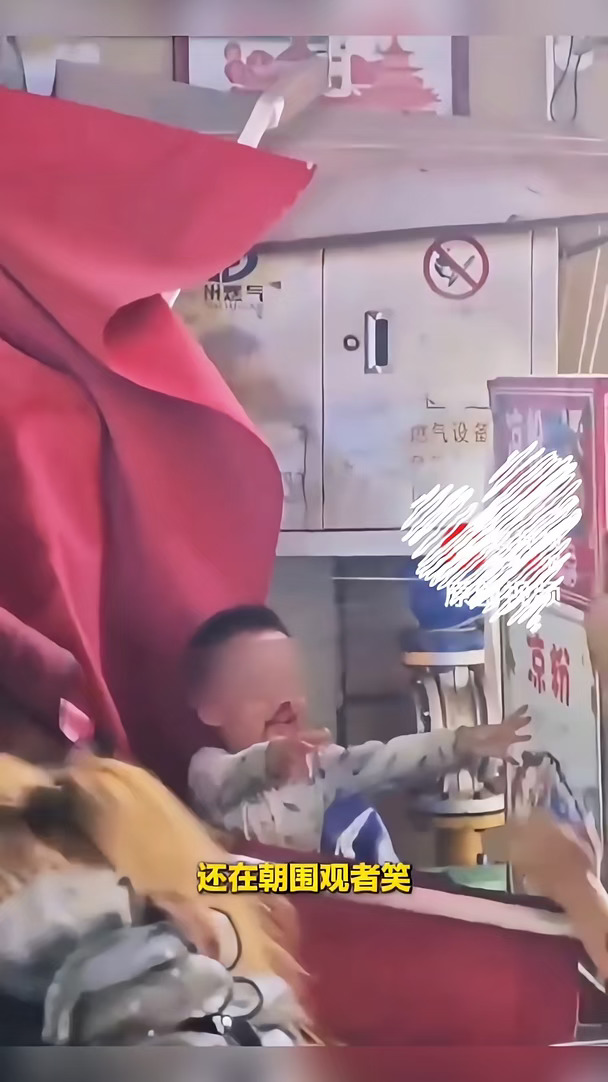 【#从10楼坠下被雨棚接住男孩仅擦伤#】#父亲回应男童10楼坠落被雨棚接住#10月1日，有网友发视频