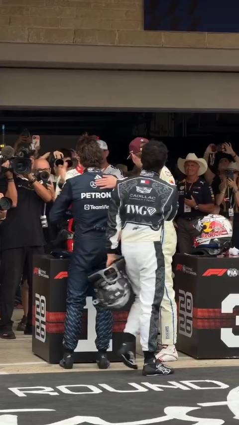 #F1[超话]##2026F1美国大奖赛# 佩雷兹赛后就套车事件向维斯塔潘道歉  ​​​