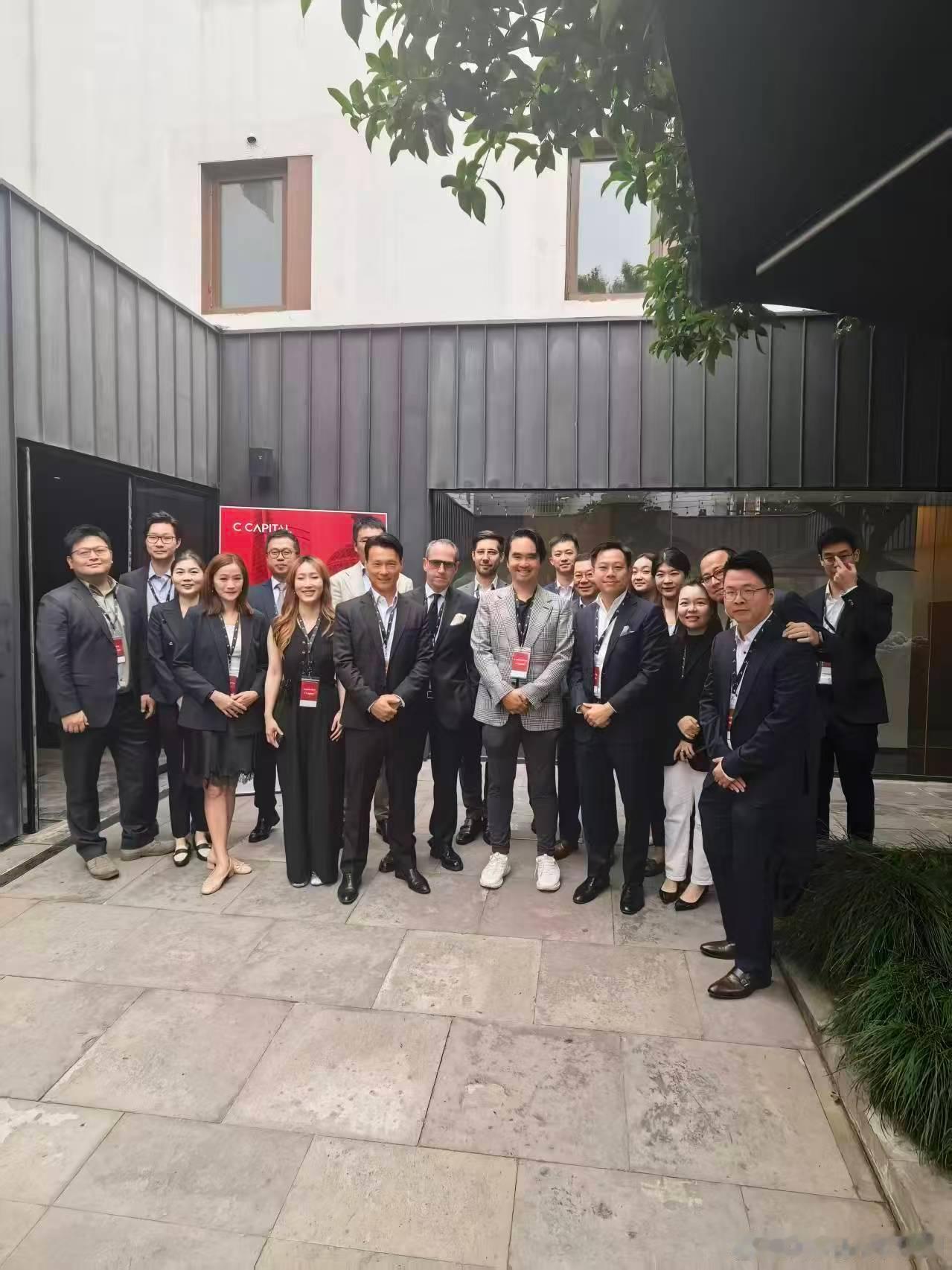 2017年，我与团队共同创立了CCapital，专注于投资中国消费、消费科技及硬科技领域。这是我职业