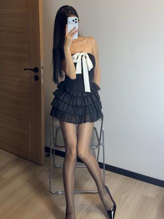 黑丝配高跟镜前自拍这腿线谁看了不迷糊 · 黑丝不是点缀，是整套look的灵魂。 · 甜的是蝴蝶结，飒