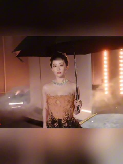 菲姐的美貌和气场真的没得挑！伴随动感节拍，每一步都踩在心尖上